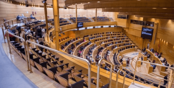 Hemiciclo del Senado de España durante una sesión plenaria, con escaños en gradas y tribuna de oradores.