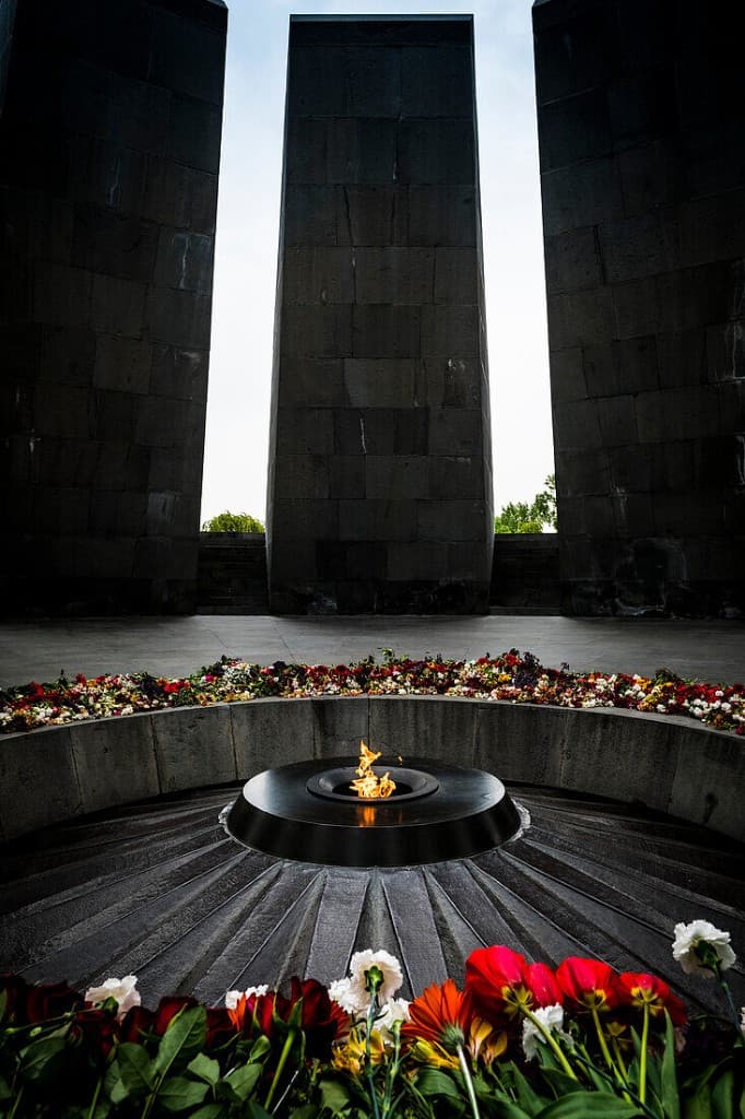 Monumento Tsitsernakaberd en Ereván, lugar de memoria dedicado a las víctimas del genocidio armenio.