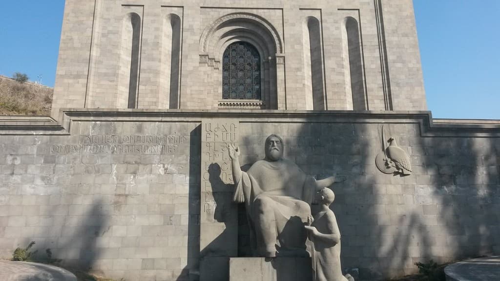 Instituto Matenadaran en Ereván: monumento a Mesrop Mashtots y fachada del edificio.