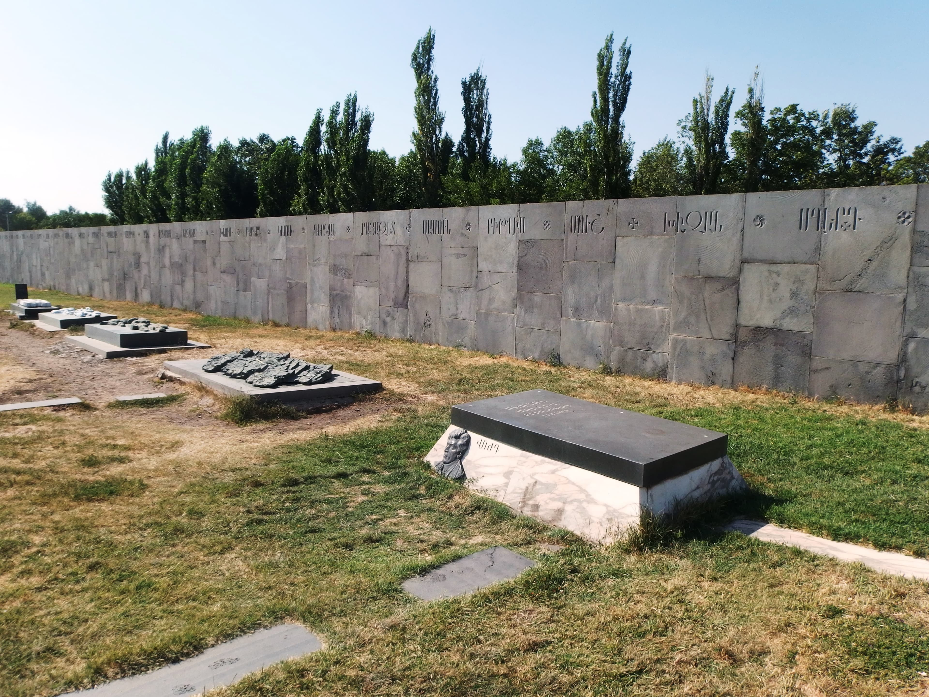 Muro conmemorativo con inscripciones en Tsitsernakaberd, Ereván.