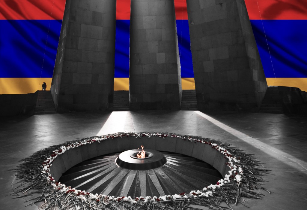 Memorial Tsitsernakaberd, Ereván: llama eterna con corona de flores bajo los bloques de piedra; bandera de Armenia al fondo.